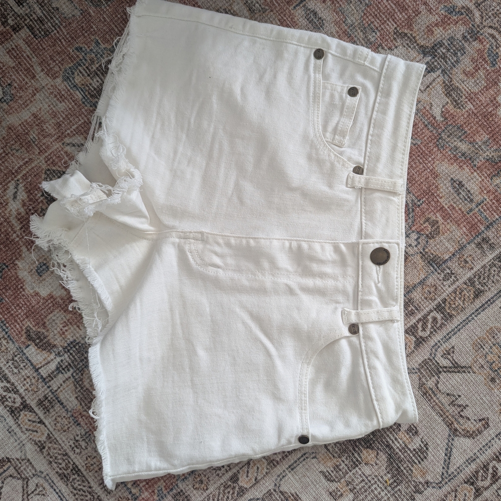 Classic White Frayed Hem Jean Shorts